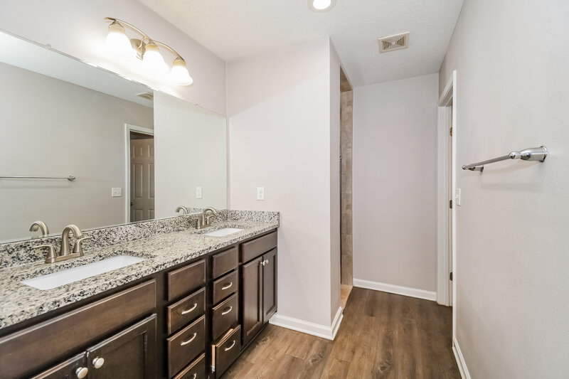 1,890/Mo, 6968 Loris Ln Jacksonville, FL 32222 Main Bathroom View 2