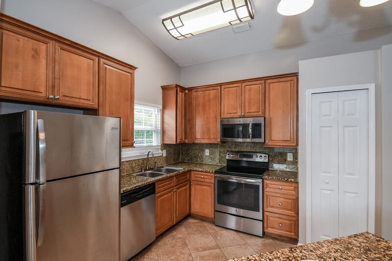 1,790/Mo, 8544 Moss Pointe Trl N Jacksonville, FL 32244 Kitchen View 2