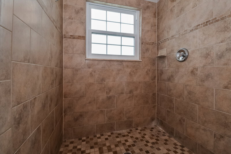 1,790/Mo, 8544 Moss Pointe Trl N Jacksonville, FL 32244 Main Bathroom View 2