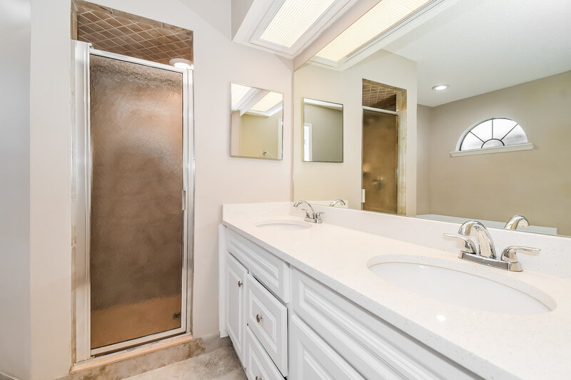 2,660/Mo, 8551 Chadwell Ct Jacksonville, FL 32244 Main Bathroom View