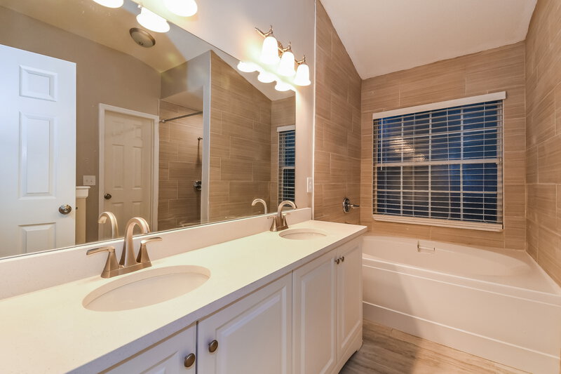 1,950/Mo, 7686 Spring Branch Ct Jacksonville, FL 32221 Main Bathroom View