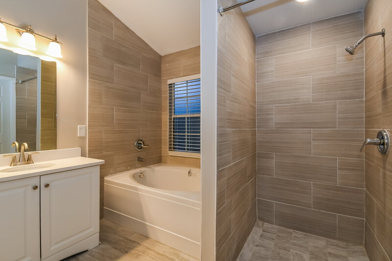 1,950/Mo, 7686 Spring Branch Ct Jacksonville, FL 32221 Main Bathroom View 2