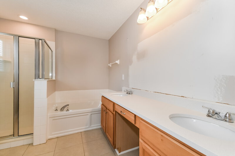 2,050/Mo, 228 Prince Phillip Dr Saint Augustine, FL 32092 Main Bathroom View