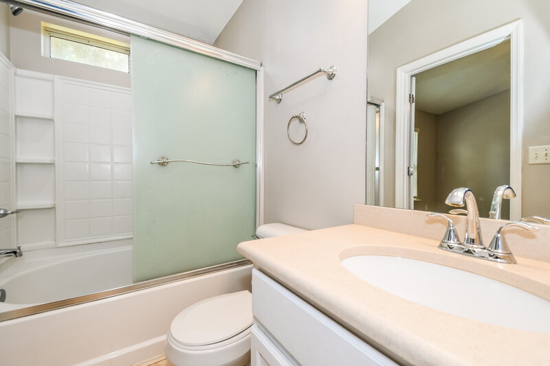 1,940/Mo, 12568 White Cedar Trl Jacksonville, FL 32226 Main Bathroom View