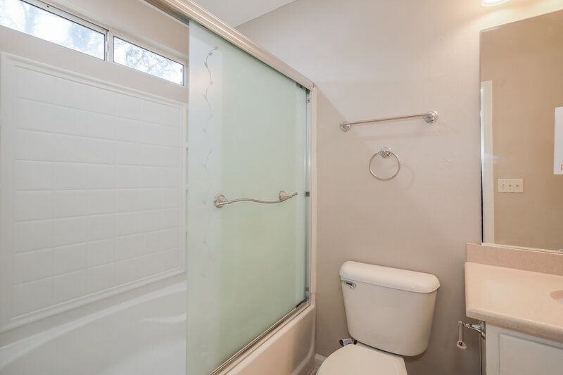 2,620/Mo, 12568 White Cedar Trl Jacksonville, FL 32226 Main Bathroom View
