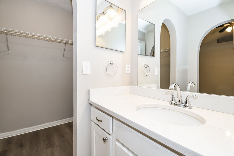 1,970/Mo, 3467 Net Ct Jacksonville, FL 32277 Main Bathroom View