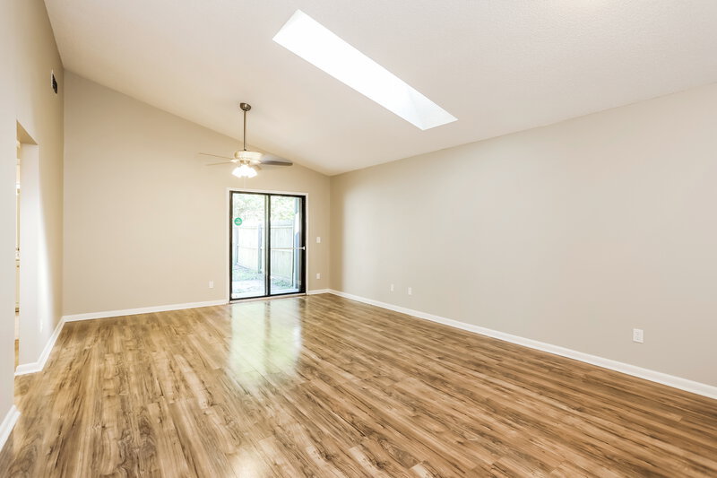 1,630/Mo, 8781 Pinevalley Ln Jacksonville, FL 32244 Living Room View 4