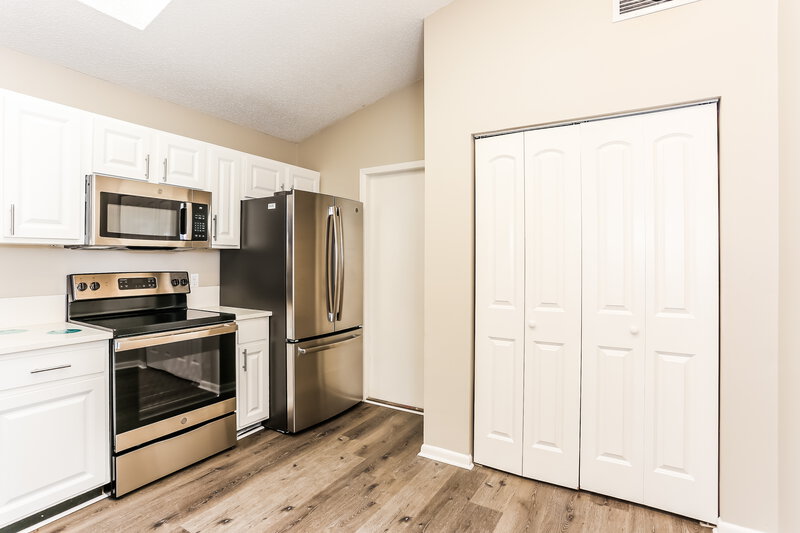 1,630/Mo, 8781 Pinevalley Ln Jacksonville, FL 32244 Kitchen View