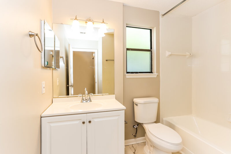 1,630/Mo, 8781 Pinevalley Ln Jacksonville, FL 32244 Bathroom View