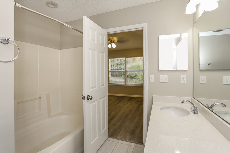 1,720/Mo, 9003 Fallsmill Dr Jacksonville, FL 32244 Main Bathroom View