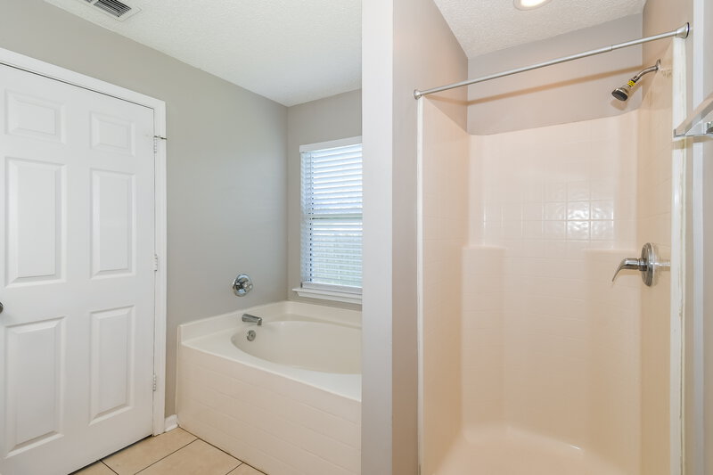1,830/Mo, 6875 Recreation Trl Jacksonville, FL 32244 Main Bathroom View 2