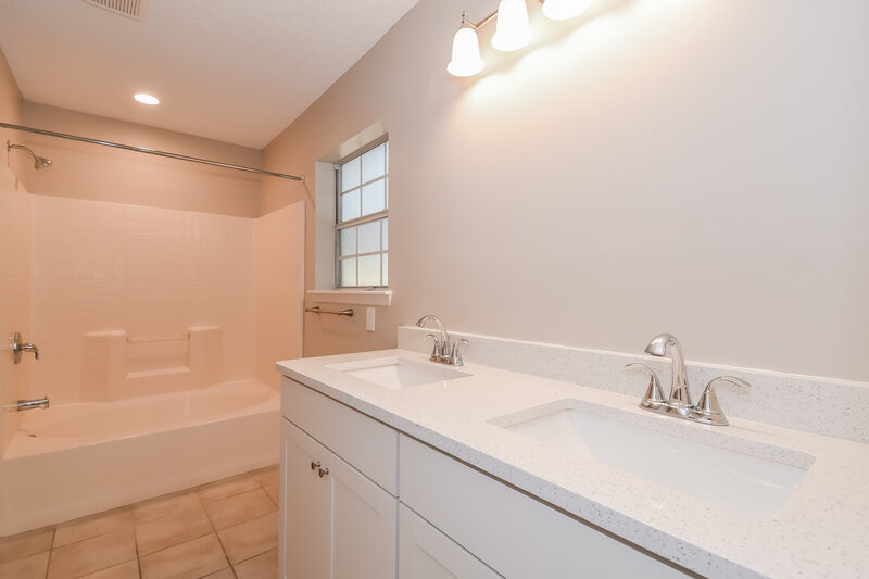 2,070/Mo, 9549 Staples Mill Dr Jacksonville, FL 32244 Main Bathroom View