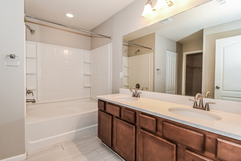 1,900/Mo, 1981 April Oaks Dr Jacksonville, FL 32221 Main Bathroom View