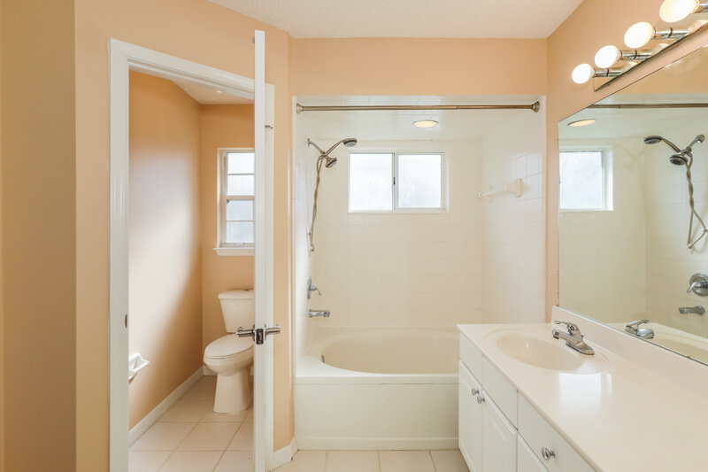 1,900/Mo, 8778 Celia Ct Jacksonville, FL 32217 Main Bathroom View