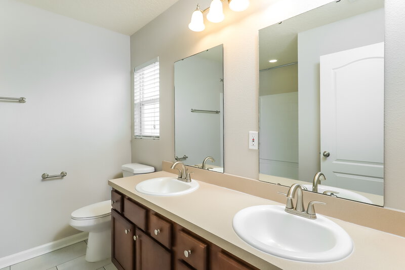 2,690/Mo, 7213 Cumbria Blvd E Jacksonville, FL 32219 Main Bathroom View