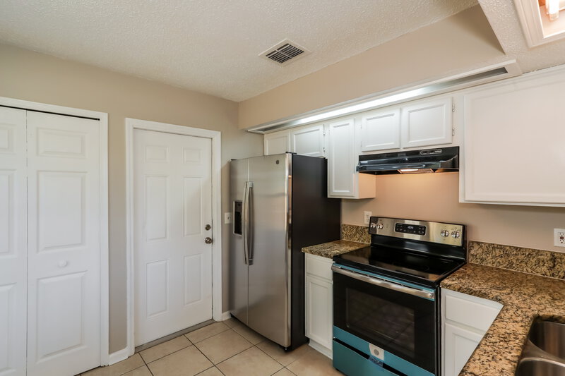 2,260/Mo, 2938 Seans Ct Green Cove Springs, FL 32043 Kitchen View