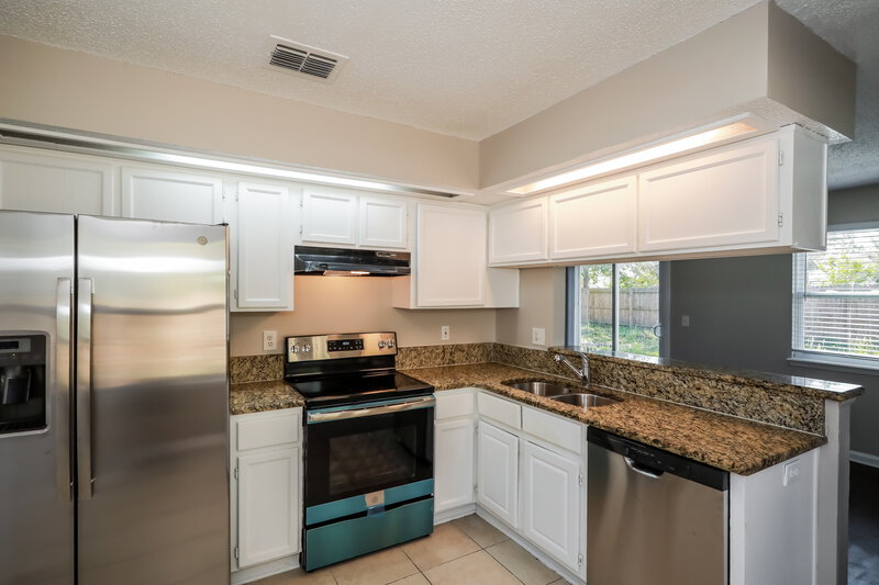 2,260/Mo, 2938 Seans Ct Green Cove Springs, FL 32043 Kitchen View 2