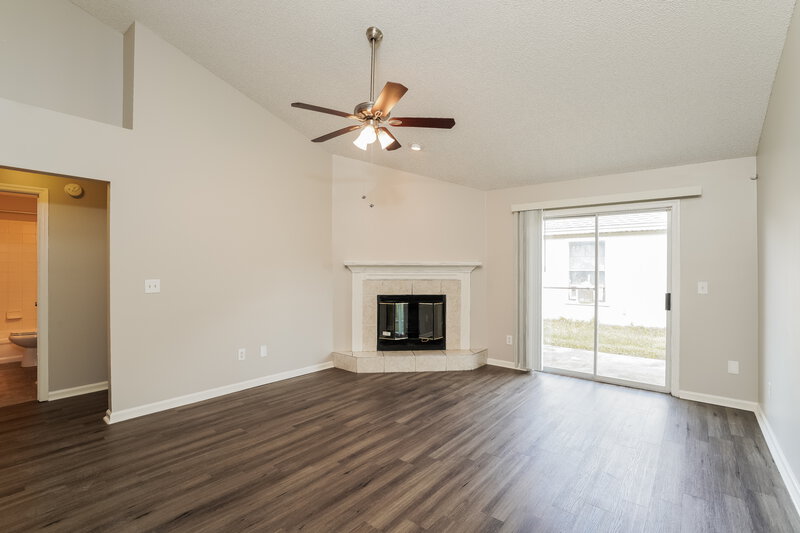 1,610/Mo, 2057 Hunters Trace Circle Middleburg, FL 32068 Living Room View