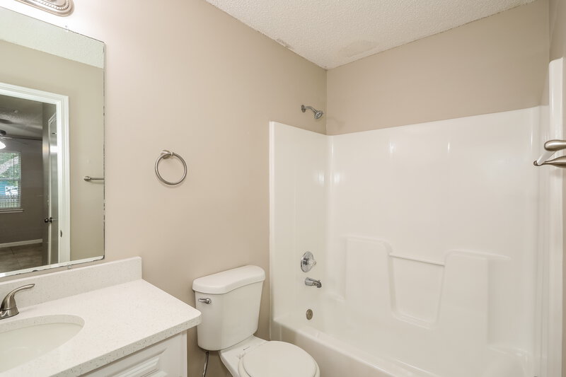 2,310/Mo, 1615 Twin Oak Ln Middleburg, FL 32068 Main Bathroom View