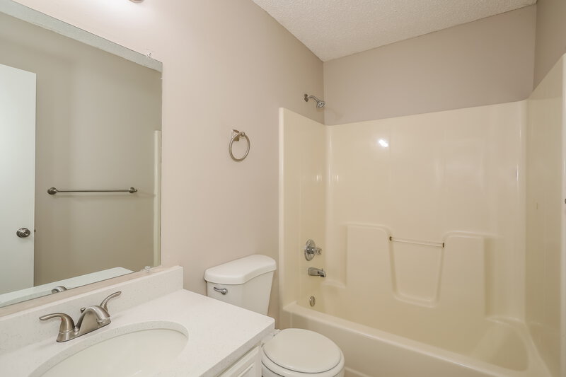 2,310/Mo, 1615 Twin Oak Ln Middleburg, FL 32068 Bathroom View