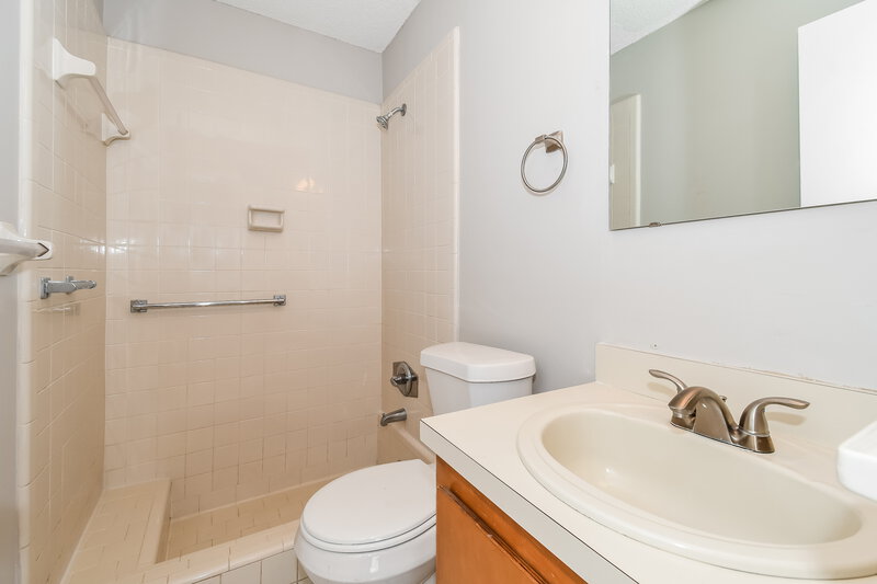 1,655/Mo, 647 Charles Carroll St Orange Park, FL 32073 Main Bathroom View