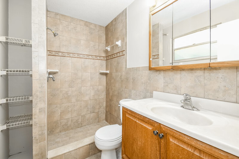 1,545/Mo, 4643 Ramona Blvd Jacksonville, FL 32205 Main Bathroom View