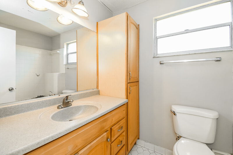 1,545/Mo, 4643 Ramona Blvd Jacksonville, FL 32205 Bathroom View