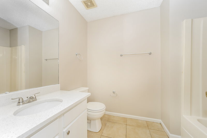 2,210/Mo, 4009 Bryant Glen Ave Jacksonville, FL 32208 Main Bathroom View