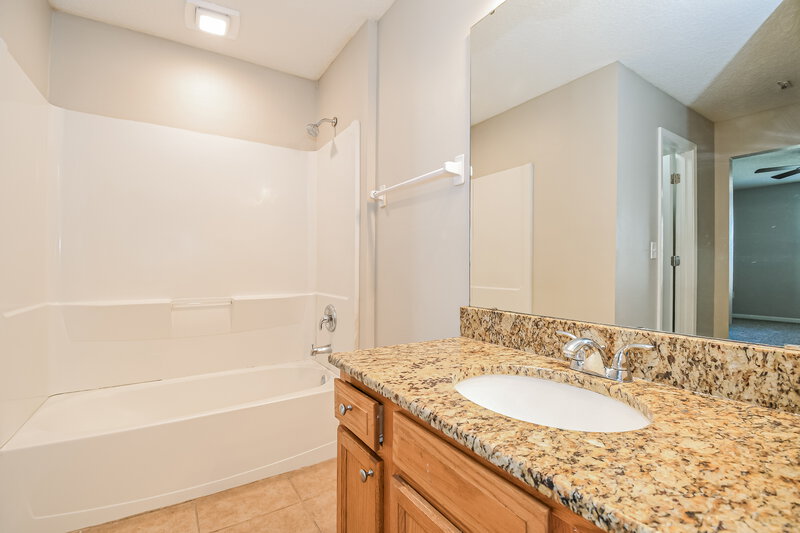 1,700/Mo, 8445 Oden Ave Jacksonville, FL 32216 Main Bathroom View
