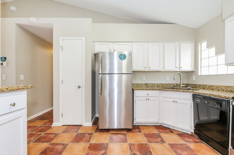 1,475/Mo, 10656 Northwyck Dr Jacksonville, FL 32218 Kitchen View 2