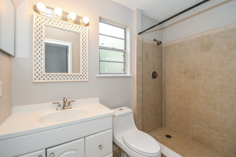 1,700/Mo, 5159 Beige St Jacksonville, FL 32258 Main Bathroom View