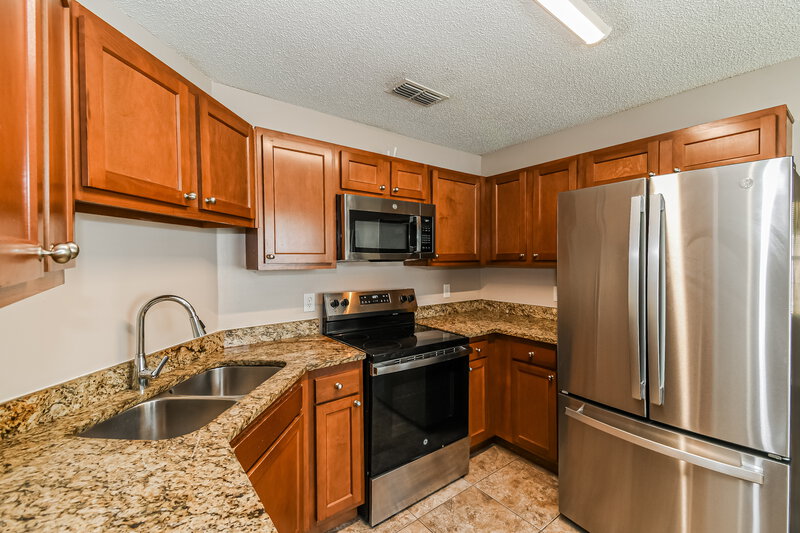 1,825/Mo, 8244 Sawmill Creek Dr Jacksonville, FL 32244 Kitchen View