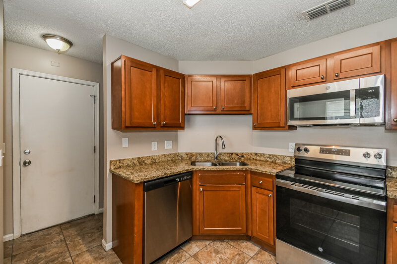 1,825/Mo, 8244 Sawmill Creek Dr Jacksonville, FL 32244 Kitchen View 2