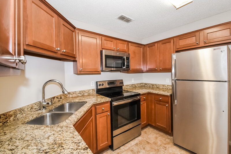 1,770/Mo, 8244 Sawmill Creek Dr Jacksonville, FL 32244 Kitchen View 2