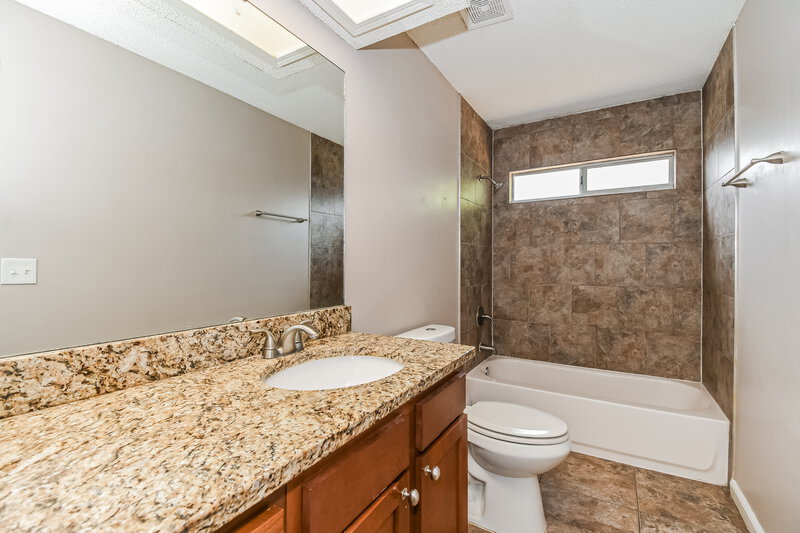 1,825/Mo, 8244 Sawmill Creek Dr Jacksonville, FL 32244 Main Bathroom View