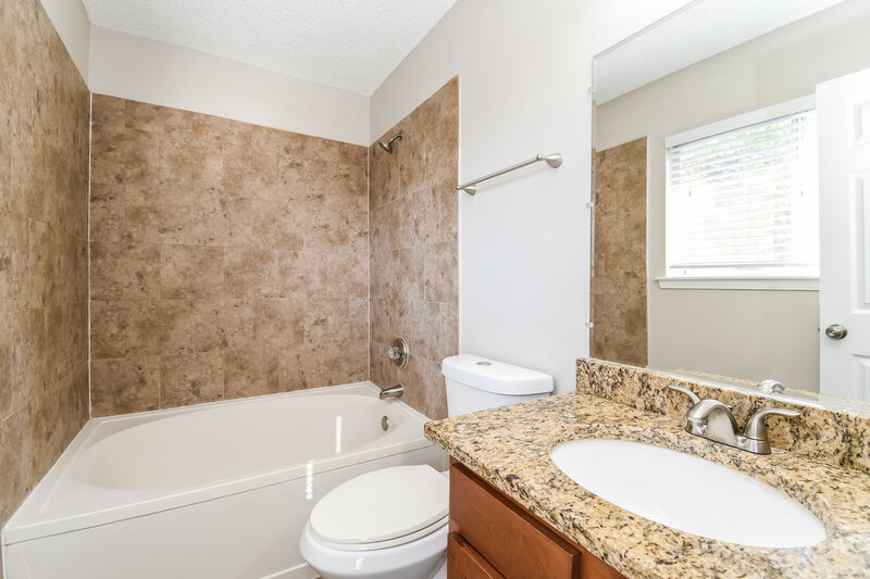 1,815/Mo, 8730 Buzz Ct Jacksonville, FL 32216 Main Bathroom View