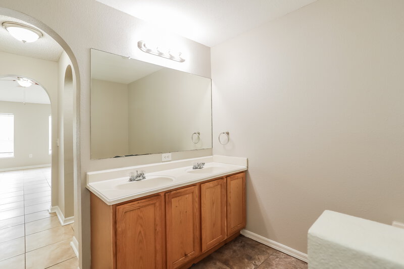 1,960/Mo, 3190 Sedona Trail Jacksonville, FL 32208 Main Bathroom View
