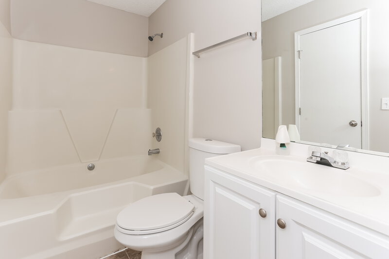 1,720/Mo, 11002 Traci Lynn Dr Jacksonville, FL 32218 Main Bathroom View