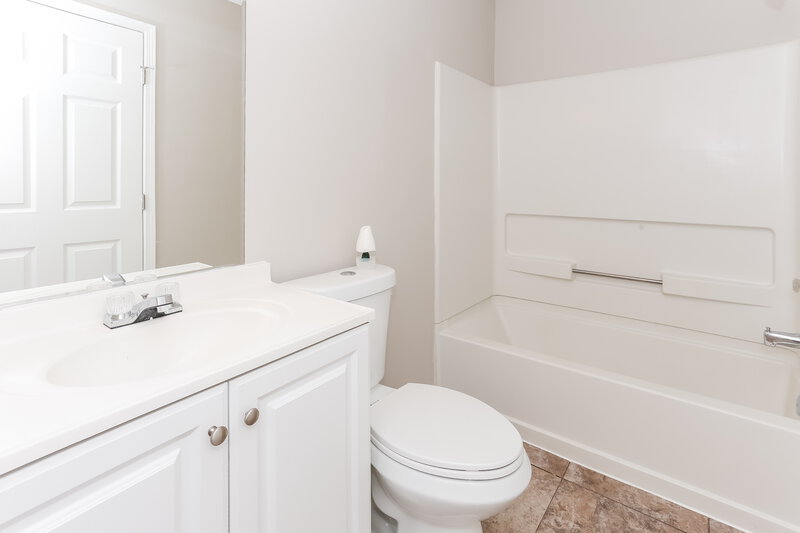1,720/Mo, 11002 Traci Lynn Dr Jacksonville, FL 32218 Bathroom View