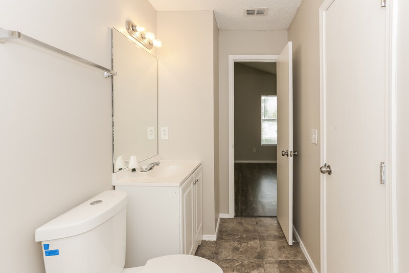 1,720/Mo, 11002 Traci Lynn Dr Jacksonville, FL 32218 Bathroom View 3