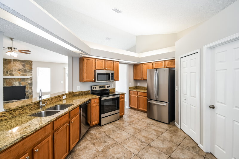 1,815/Mo, 8133 W Fieldside Dr Jacksonville, FL 32244 Kitchen View
