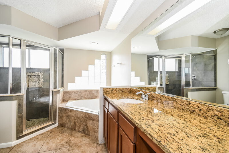 1,815/Mo, 8133 W Fieldside Dr Jacksonville, FL 32244 Main Bathroom View