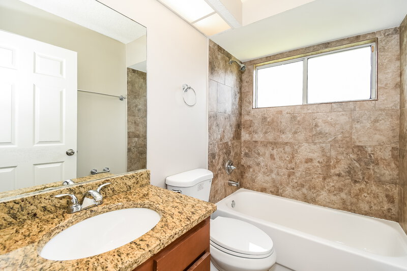 1,815/Mo, 8133 W Fieldside Dr Jacksonville, FL 32244 Bathroom View