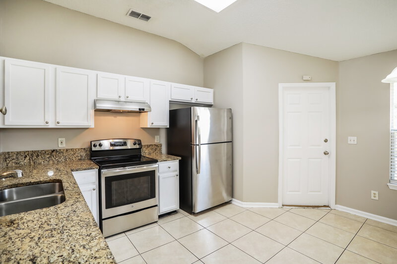 1,745/Mo, 1542 Slash Pine Ct Orange Park, FL 32073 Kitchen View 2