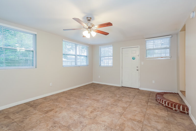 1,475/Mo, 6239 Commodore Dr Jacksonville, FL 32244 Family Room View