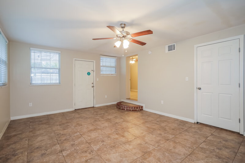 1,475/Mo, 6239 Commodore Dr Jacksonville, FL 32244 Family Room View 2