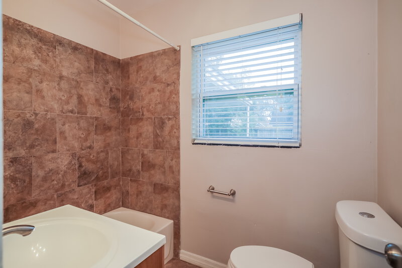 1,475/Mo, 6239 Commodore Dr Jacksonville, FL 32244 Bathroom View