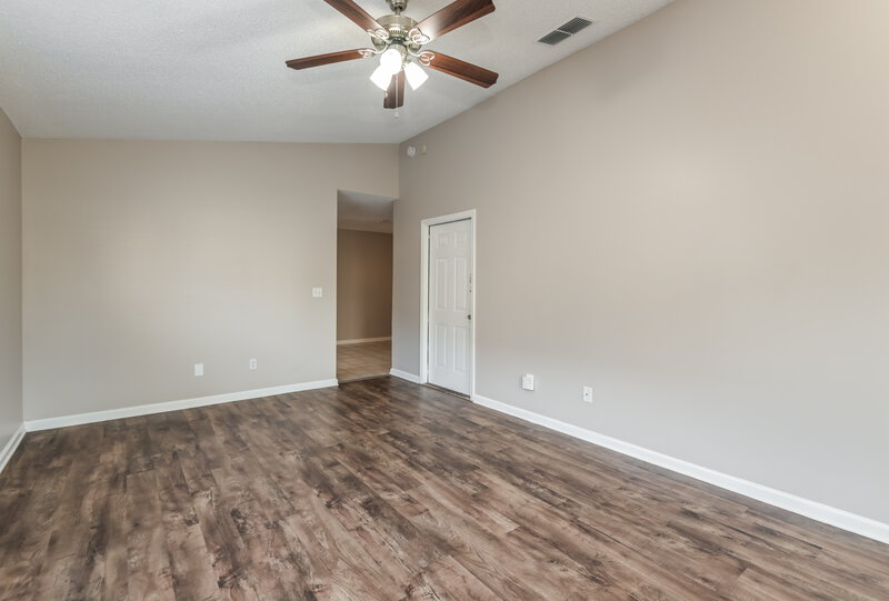 1,435/Mo, 5137 Glen Alan Ct N Jacksonville, FL 32210 Living Room View 4