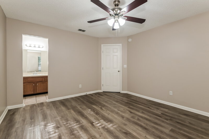 1,435/Mo, 5137 Glen Alan Ct N Jacksonville, FL 32210 Main Bedroom View 2