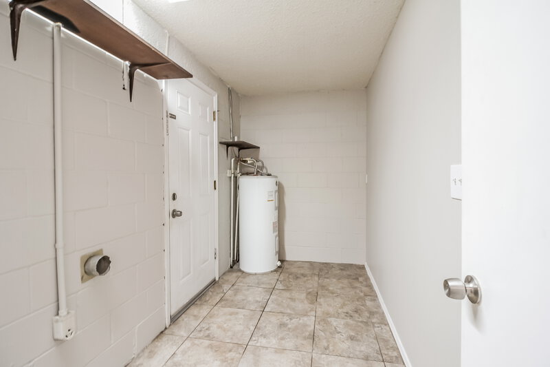 1,635/Mo, 8244 Yolanda Ct Jacksonville, FL 32210 Laundry Room View